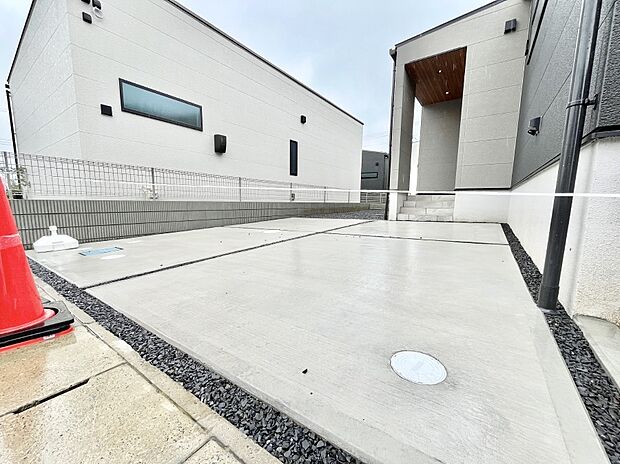 【駐車場】◆1号棟◆~Parking~ 嬉しいコンクリート仕上げのカースペース。雨の日も足元を気にせず外出できます。空いたスペースには、花や緑で彩るガーデニングもオススメです。