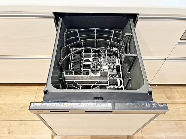 【食洗機】後片付けが楽になる食洗機も標準装備で付いております。使ったお皿を入れてスイッチを押すだけ！時間の有効活用にも重宝します。