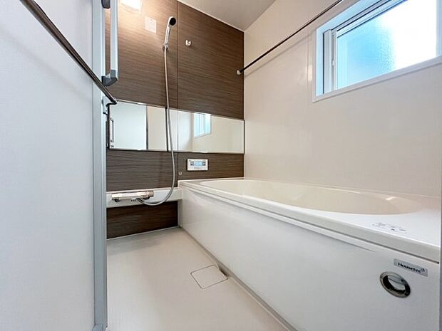 【浴室】■4号棟■～Bath Room～　窓付きのバスルーム。陽射し差し込む明るい環境は、日中の入浴も気持ち良くお使い頂けそうです。また、浴室乾燥機も完備しております。換気環境も良好です。