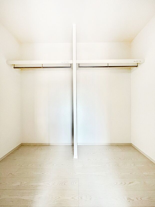 【その他設備(ファミリークローク)】物が集まりそうなLDKもスッキリ片付きます。