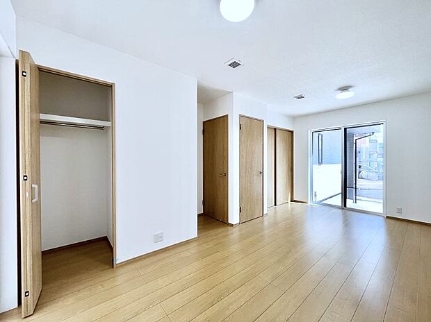 【洋室】~Bed Room~ お子様の成長に合わせて住まいのレイアウトも変わります。思春期のプライバシーを重視したり、成長に合わせて机やベットを配置したり。将来を見越しての住まい選びも大切です。