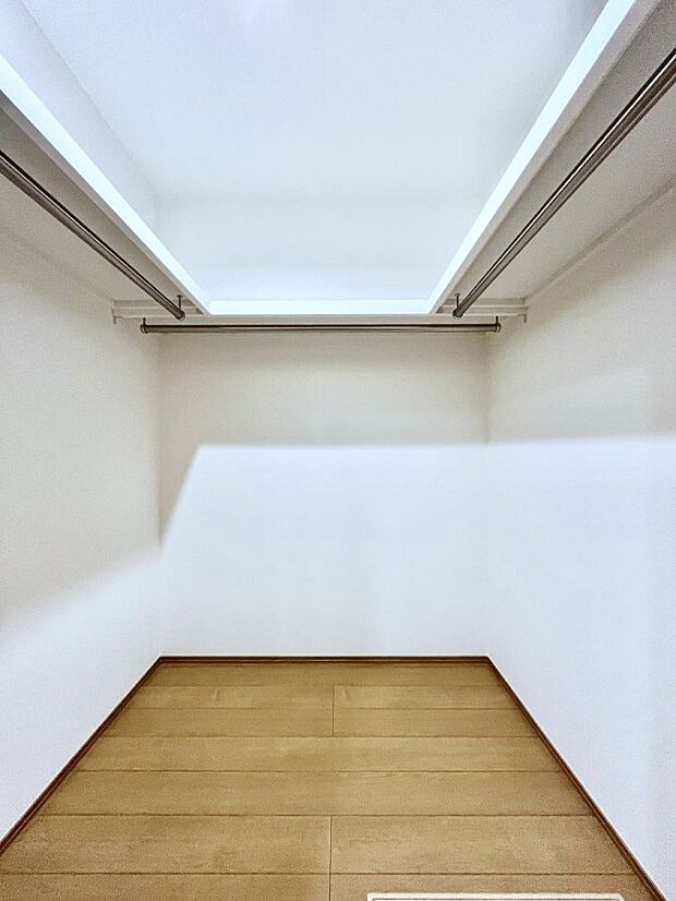 【その他設備(ファミリークローク)】家族みんなの共有物を収納するのに便利なファミリークローク