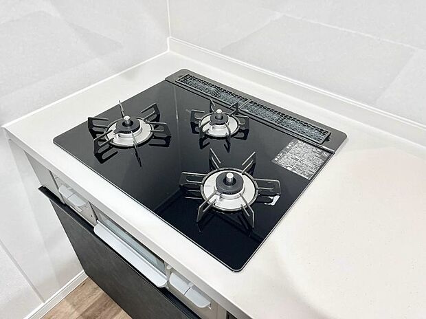 【その他設備(Ｓｉセンサーコンロ)】◆No.1号棟◆ガスコンロはＳｉセンサー搭載。火力調節や焦げ付き・消し忘れも防いでくれます。