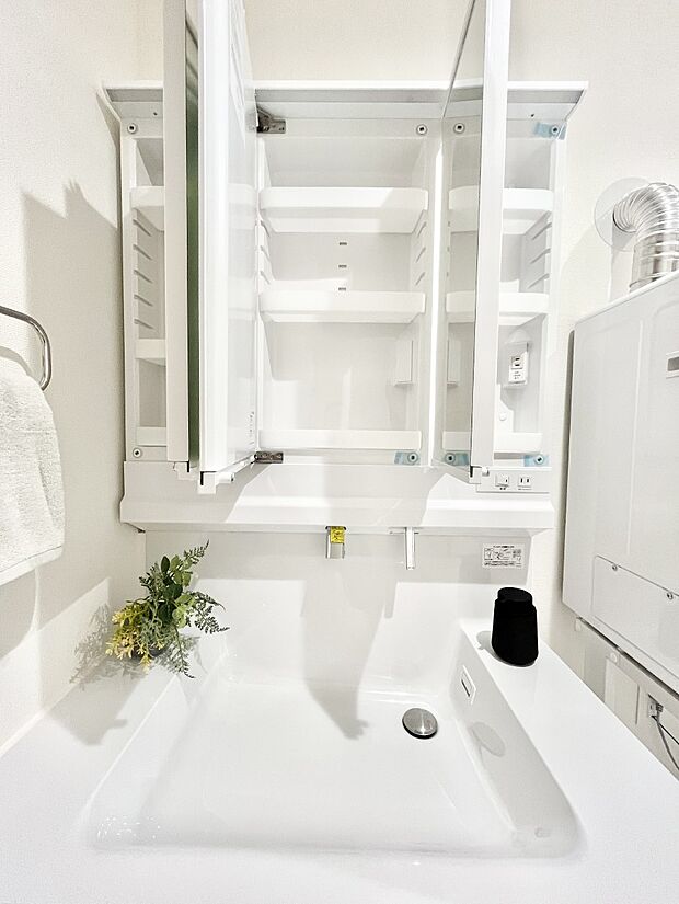 【その他設備(三面鏡裏収納)】三面鏡の裏に、化粧品や衛生用品などを収納可能。洗面台をすっきりと保ちます！