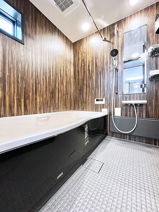 【浴室】~Bath Room~ 落ち着いた雰囲気の浴室で明日に向けてリフレッシュ。浴室乾燥機能も付いているので隣の洗濯機置き場で洗い上がった洗濯物を、雨の日も天気を気にせず乾燥させることも可能です。