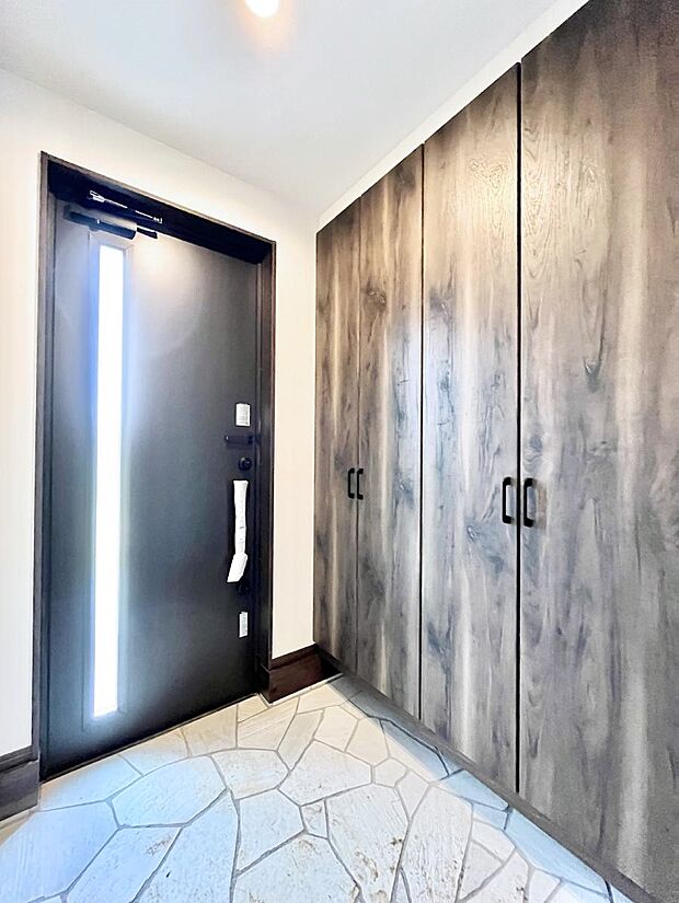 【玄関】~Entrance~ 家の中でお客様を迎える最初の場所である玄関は、家の印象そのものです!豊富な玄関収納で、常に綺麗に保つことが出来ます♪玄関にはたっぷり収納の下駄箱を完備!