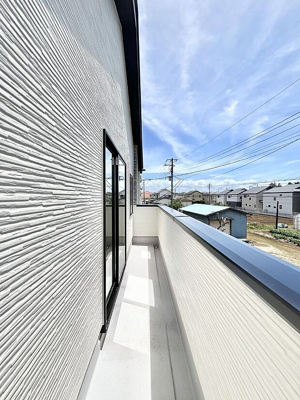 【バルコニー】~Balcony~ 南向きのバルコニーの前には雲以外に太陽を遮るものがありません。お洗濯物も乾きやすく、何より明るく気持ちのいい光が入ってきます。家族全員分の洗濯物も一気に干せます。