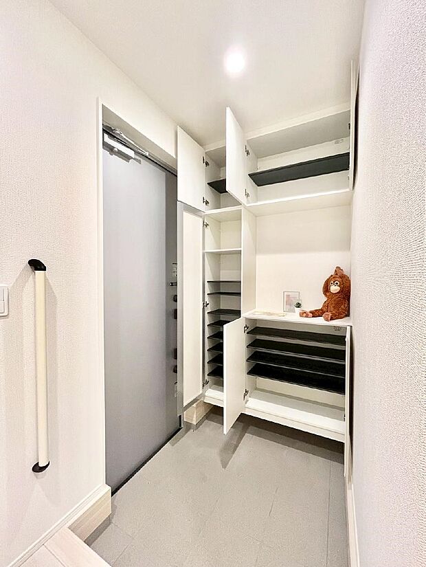 【玄関】～Entrance～　玄関は、お客さんをお迎えする場であり、家族が出入りする場でもあるので「おうちの顔」とも呼ばれる重要な場所！すっきりと明るく、いつでもお客様をお出迎えできるような設計をしました！