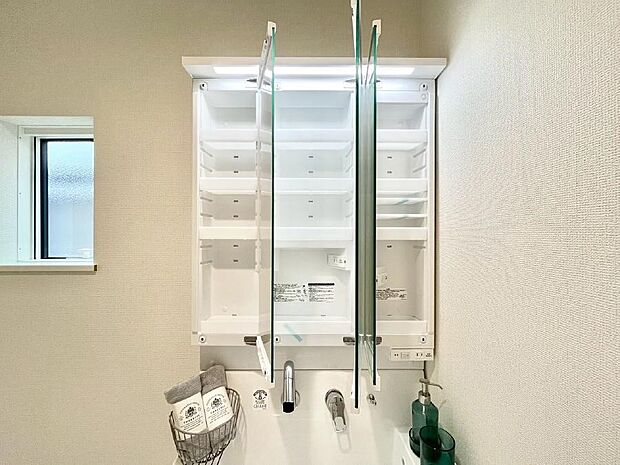 【その他設備(三面鏡裏収納)】三面鏡の裏に、化粧品や衛生用品などを収納可能。洗面台をすっきりと保ちます！