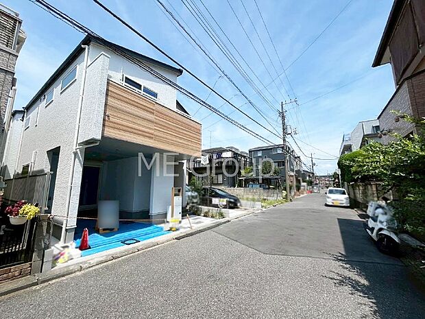 【前面道路含む現地写真】前面道路:南東 6m 公道 前面道路は閑静な住宅地をはしる車通りの少ない道路。 駐車の出し入れもらくらくです!ご不明点・現地見学のご希望は、お気軽にお問い合わせください!