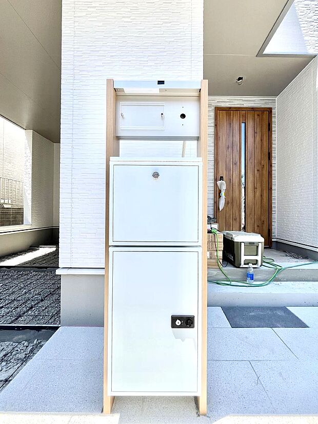 【その他現地】表札・インターホン・ポスト・宅配BOXをひとつに集約。エントランスになじむシンプルデザイン。