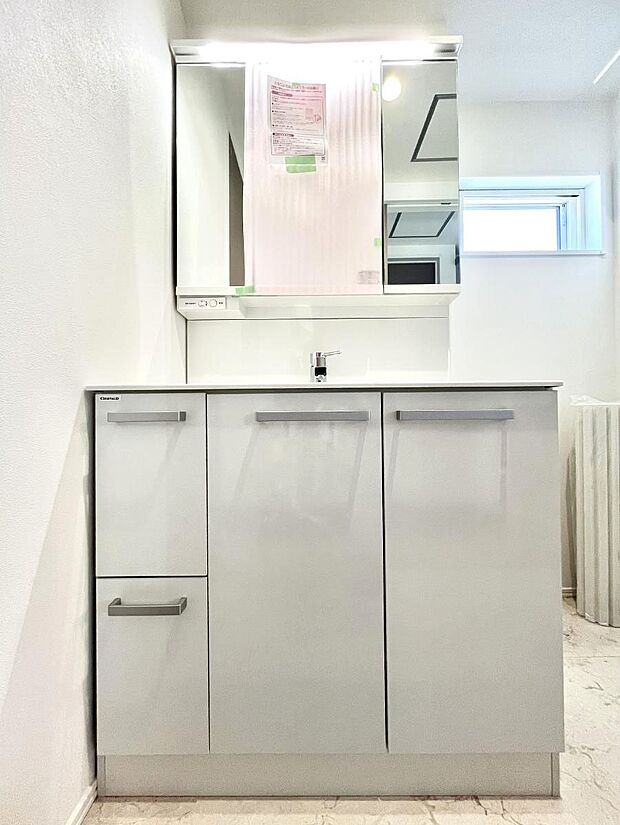 【洗面台・洗面所】~Dressing Room~ 十分な大きさの洗面台は収納もさる事ながら、身だしなみチェックや歯磨きなど、朝の慌ただしい時間でもホテルライクなスペースで余裕とゆとりを感じて頂けます。