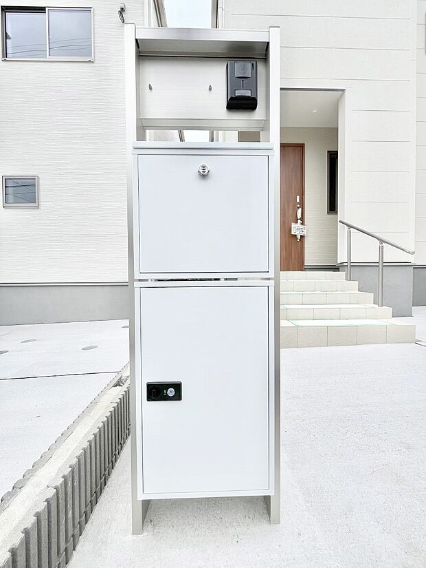 【その他現地】◆2号棟◆表札・インターホン・ポスト・宅配BOXをひとつに集約。エントランスになじむシンプルデザイン。