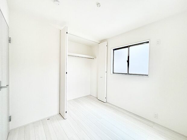 【寝室】◆2号棟◆~Bed Room~ 居室には収納クローゼットを完備!普段使いのお洋服や小物はもちろん、季節物のお洋服などもしっかりと整理整頓おしまい頂けます。 居室空間を広く使用できますね。