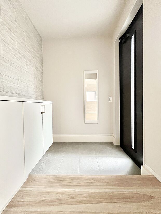 【玄関】~Entrance~ 玄関は家の顔といわれますが我が家のセンスをさりげなく感じさせる魅力ある玄関造りも楽しみの一つ。帰宅する度に家族がほっとできる心地よい空間造りも大切ですね♪