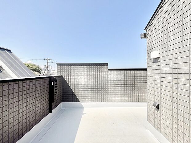 【バルコニー】◆2号棟◆~Balcony~ バルコニーで開放感を感じながら読書をして過ごしたり、仲のいい友人と集まってランチ会を開いたり…。日々の暮らしがちょっと潤い、理想の暮らしを実現できそうですね!