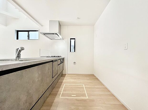 【ダイニングキッチン】~Kitchen~ 自然光が入る窓のあるキッチン☆毎日使う場所だからこそ、使い勝手を考慮しました。ゆったりとしたキッチンコーナーは質感豊かな仕上がりとなっております。