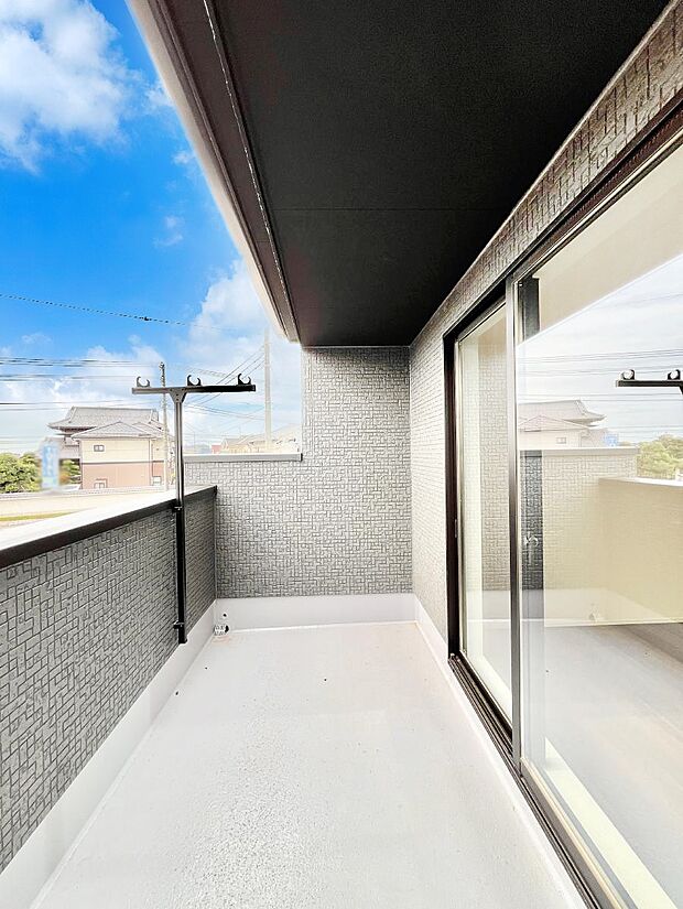 【バルコニー】暖かな陽光が降り注ぐバルコニーはお洗濯におすすめ。爽やかな風も心地よいです。