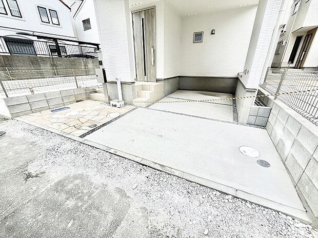 【駐車場】◆3号棟◆~Parking~ 嬉しいコンクリート仕上げのカースペース。雨の日も足元を気にせず外出できます。空いたスペースには、花や緑で彩るガーデニングもオススメです。