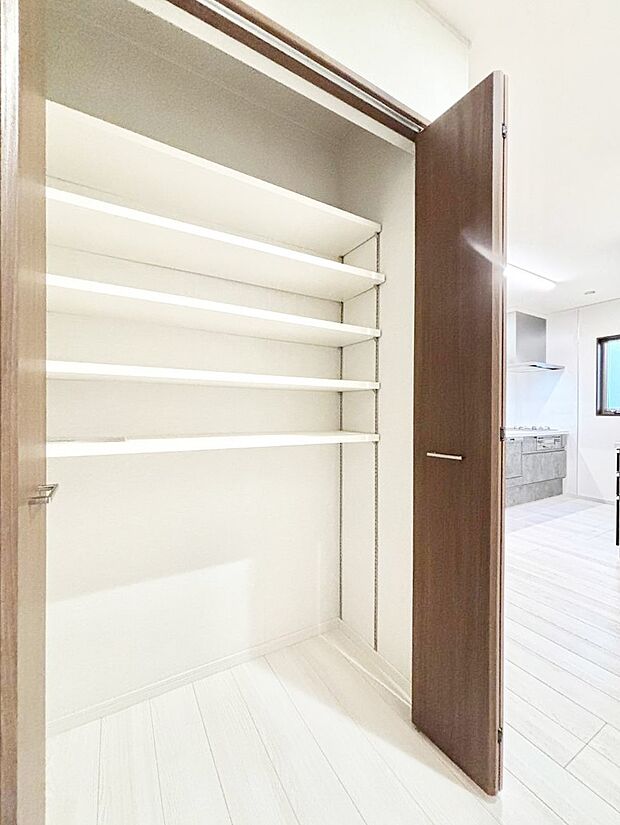 【その他設備(収納)】◆27号棟◆パントリーとしても利用できる可動棚付き収納