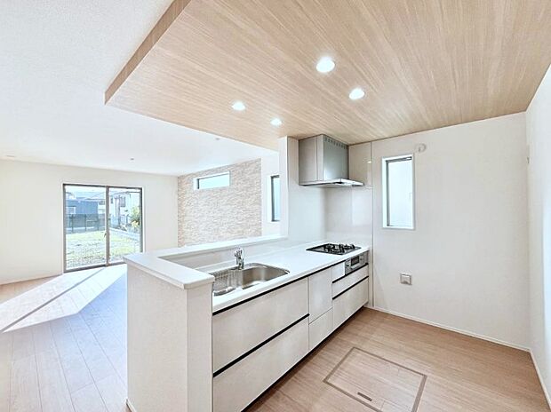 【ダイニングキッチン】カウンター越しに楽しいおしゃべり。いつものお料理がもっと美味しくなりそうですね。