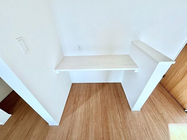 【その他設備(カウンター)】洋室のカウンター。お気に入りの小物やグリーンを飾ったり使い方は様々!