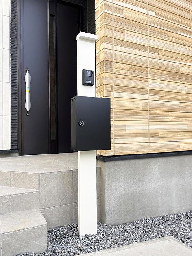 【その他現地】シンプルデザインのポスト。