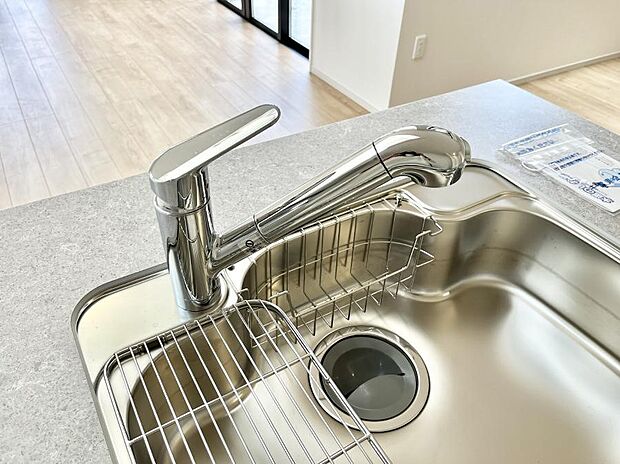 【その他設備(浄水器)】いつでも清潔なおいしいお水を。一つの水栓で水道水と浄水を使い分け。