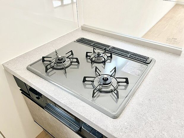 【その他設備(三ツ口コンロ)】三口ガスコンロでお料理が一気にはかどりそう