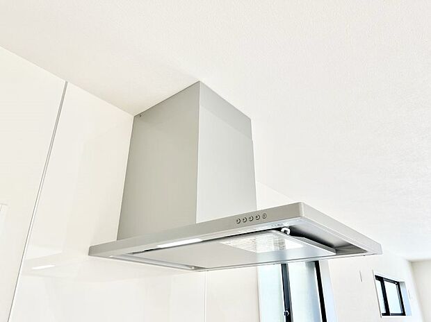 【その他設備(レンジフード)】◆1号棟◆基本的なお手入れはフィルターのみ!お手入れのしやすさも魅力です。