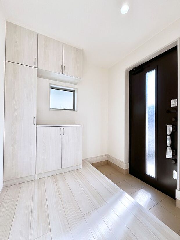 【玄関】◆1号棟◆~Entrance~ 家の中でお客様を迎える最初の場所である玄関は、家の印象そのものです!豊富な玄関収納で、常に綺麗に保つことが出来ます♪玄関にはたっぷり収納の下駄箱を完備!