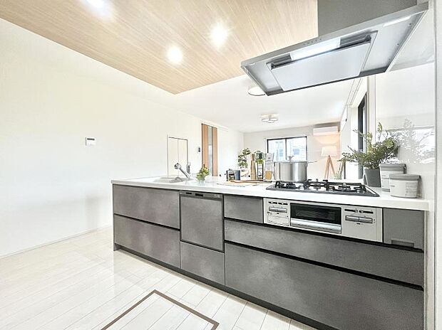 【ダイニングキッチン】料理をしながらでもご家族との会話を楽しめる対面キッチン