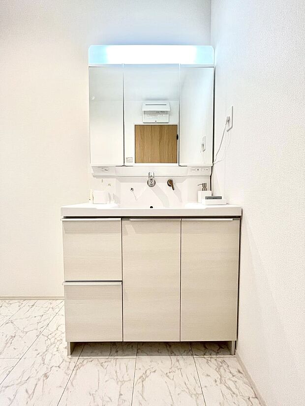 【洗面台・洗面所】大きく見やすい三面鏡で清潔感ある洗面台は、身だしなみチェックや肌のお手入れにおすすめです。