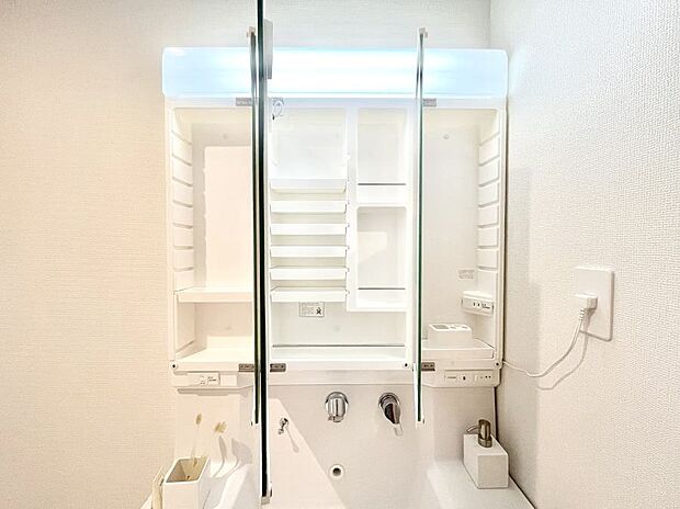 【その他設備(三面鏡裏収納)】三面鏡の裏に、化粧品や衛生用品などを収納可能。洗面台をすっきりと保ちます!