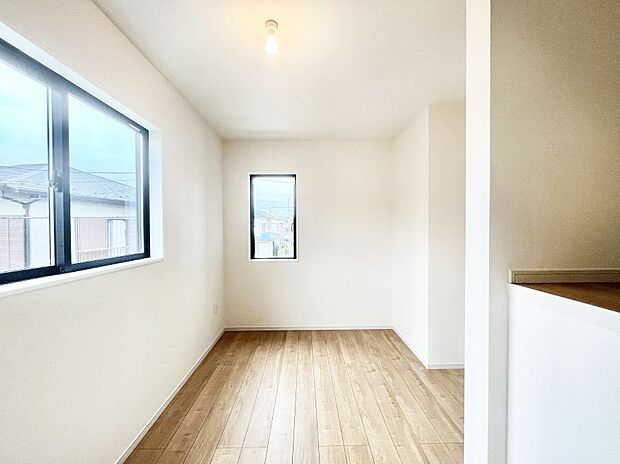 【寝室】~Bed Room~ 木の温もりがやさしいフローリングは安らぎをもたらすプライベート空間。明るめのフローリングですので、壁紙ともマッチし、お部屋を更に広く見せてくれる効果も。