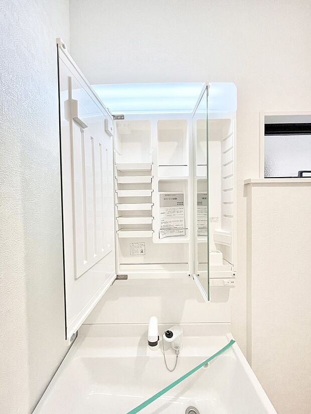 【その他設備(三面鏡裏収納)】三面鏡の裏に、化粧品や衛生用品などを収納可能。洗面台をすっきりと保ちます!