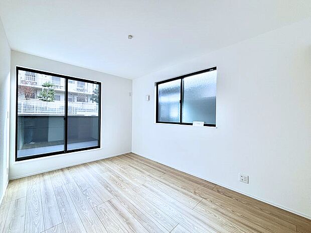 【寝室】◆1号棟◆~Bed Room~ 2面採光を確保した明るい室内は、風通しも良く、大変居心地の良い空間となっております。爽やかな風を感じて起きる朝は、快適生活の始まりに!日当たりや通風がとても良い住まい♪