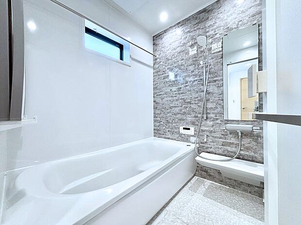 【浴室】◆1号棟◆~Bath Room~ 窓付きのバスルームは、採光もあり明るく気持ちの良い空間です。窓があることで、換気環境も良好。ゆったり寛げるバスルームで、毎日のバスタイムが楽しみになりそうです。