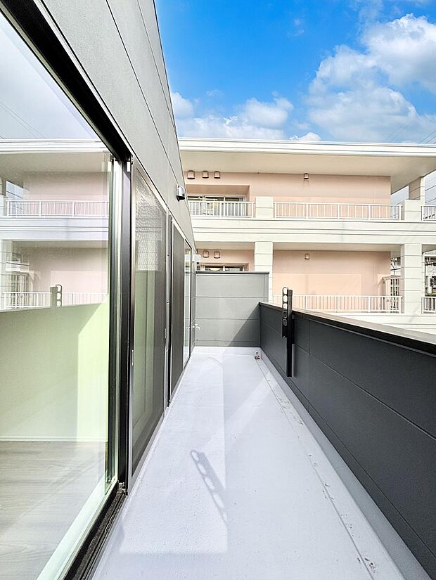 【バルコニー】◆1号棟◆~Balcony~ 大きな空に囲まれた気持ちのいい家。バルコニーを覗くだけで圧倒的な開放感に包まれます。バルコニーは陽がさしこみお布団や洗濯物を気持ちよく干すことができます。