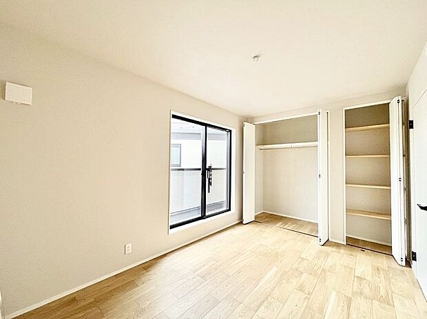 【寝室】明るいバルコニーサイドに洋室を設置。目覚めの良い寝室に。