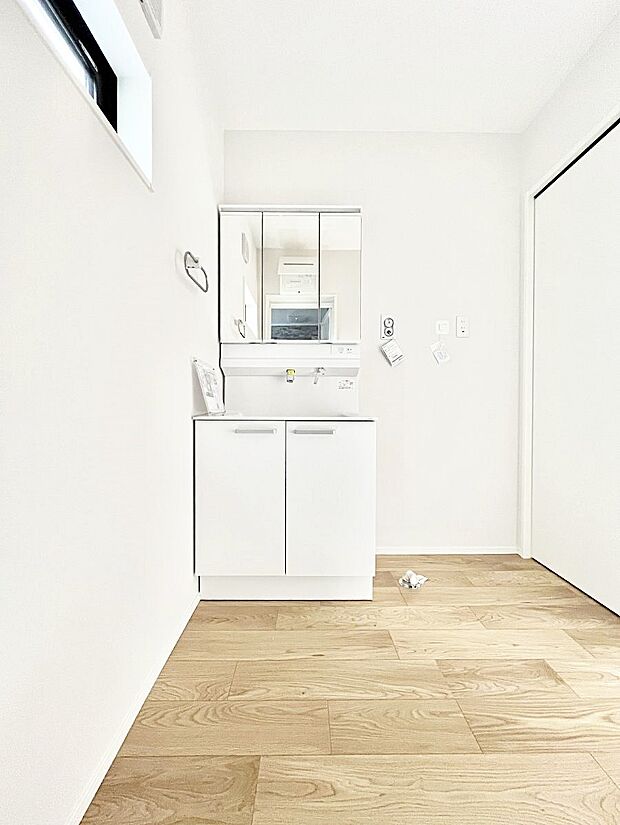 【洗面台・洗面所】スタイリングに便利な三面鏡、ミラーキャビネットで細かい物スッキリ