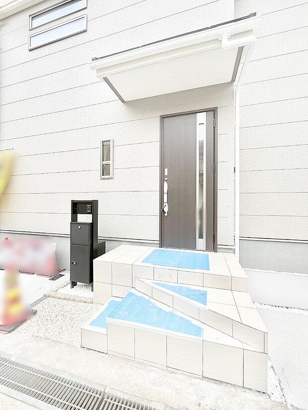 【玄関】～Entrance～　玄関は、お客さんをお迎えする場であり、家族が出入りする場でもあるので「おうちの顔」とも呼ばれる重要な場所！すっきりと明るく、いつでもお客様をお出迎えできるような設計をしました！