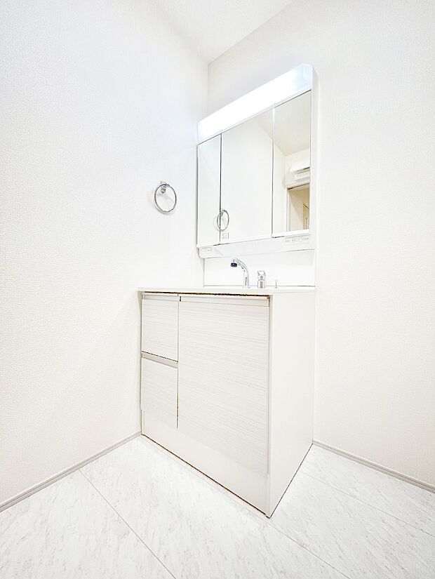 【洗面台・洗面所】～Dressing Room～  清潔感溢れる色合いで統一されていると、スッキリと整った印象をうけます。  鏡の裏にはたっぷりと収納スペースを標準装備！  水廻りは、シンプルかつ機能性を重視して。