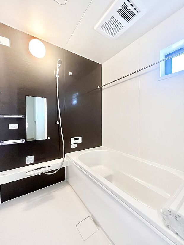 【浴室】~Bath Room~ 落ち着いた雰囲気の浴室で明日に向けてリフレッシュ。浴室乾燥機能も付いているので隣の洗濯機置き場で洗い上がった洗濯物を、雨の日も天気を気にせず乾燥させることも可能です。