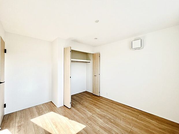 【寝室】~Bed Room~全居室には収納クローゼットを完備!普段使いのお洋服や小物はもちろん、季節物のお洋服などもしっかりと整理整頓おしまい頂けます。 居室空間を広く使用できますね。