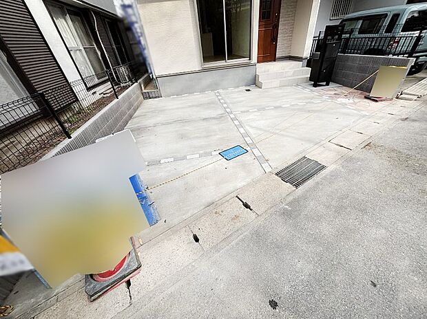 【駐車場】~Parking~ 嬉しいコンクリート仕上げのカースペース。雨の日も足元を気にせず外出できます。空いたスペースには、花や緑で彩るガーデニングもオススメです。