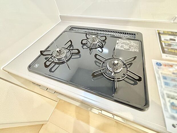 【その他設備(Siセンサーコンロ)】ガスコンロはSiセンサー搭載。火力調節や焦げ付き・消し忘れも防いでくれます。