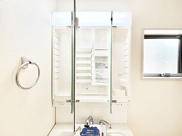 【その他設備(三面鏡裏収納)】三面鏡の裏に、化粧品や衛生用品などを収納可能。洗面台をすっきりと保ちます!