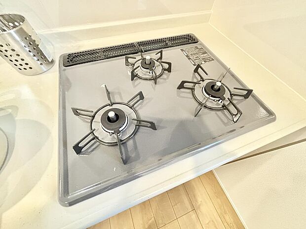 【その他設備(三ツ口コンロ)】三口ガスコンロでお料理が一気にはかどりそう