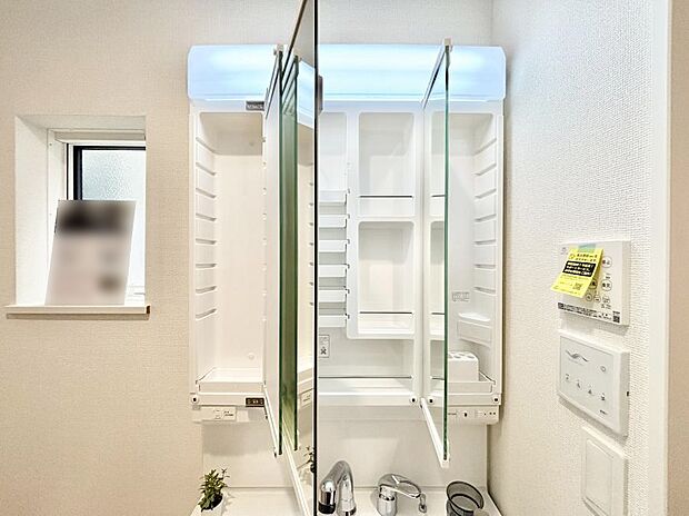 【その他設備(三面鏡裏収納)】三面鏡の裏に、化粧品や衛生用品などを収納可能。洗面台をすっきりと保ちます!